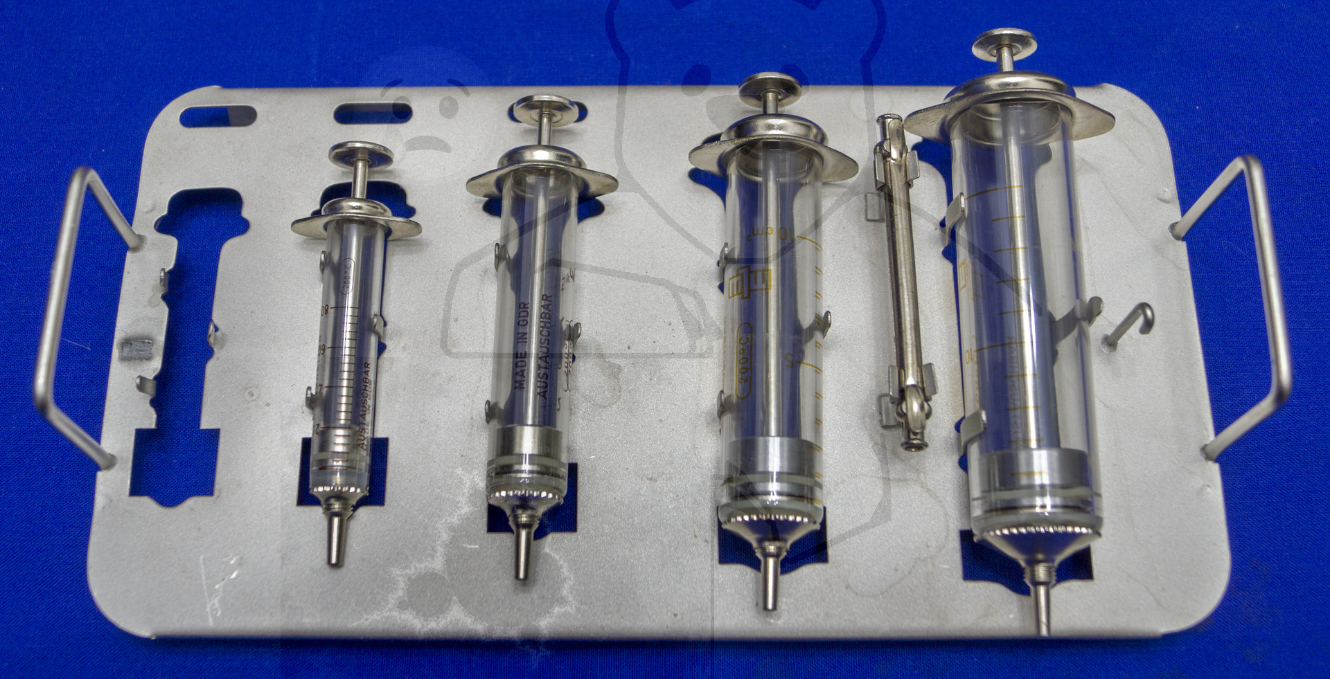 Spritzenbox Feldlazarett / Sanitäter, Anfang 1970'er Jahre, Träger mit den Spritzen, der Sicherungsbügel fehlt